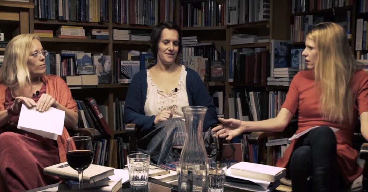 Screenshot YouTube: „Aufgeblättert. Zugeschlagen – Mit Rechten lesen 01 mit Caroline Sommerfeld“ von BuchHolz Loschwitz