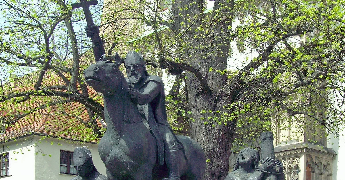 Bild (Ulrichsstatue vor dem Augsburger Dom): Emkaer via Wikimedia Commons [CC BY-SA 3.0]
