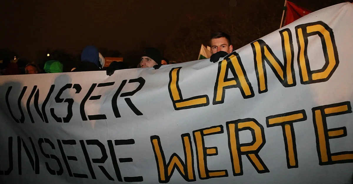 Bisweilen reicht schon ein einfaches patriotisches Bekenntnis für den Vorwurf, &#8222;rechtsextrem&#8220; zu sein. Symbolbild: blu-news.org via Wikimedia Commons [CC BY-SA 2.0]
