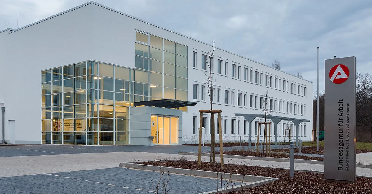 Zahlen der Bundesagentur für Arbeit (BA) zufolge sind erstmals mehr als 300.000 der einstigen Asylwerber in Arbeit. Symbolbild (BA-Bürogebäude Hannover-Röpkestraße):  Christian A. Schröder via Wikimedia Commons [CC BY-SA 4.0] (Bild zugeschnitten)
