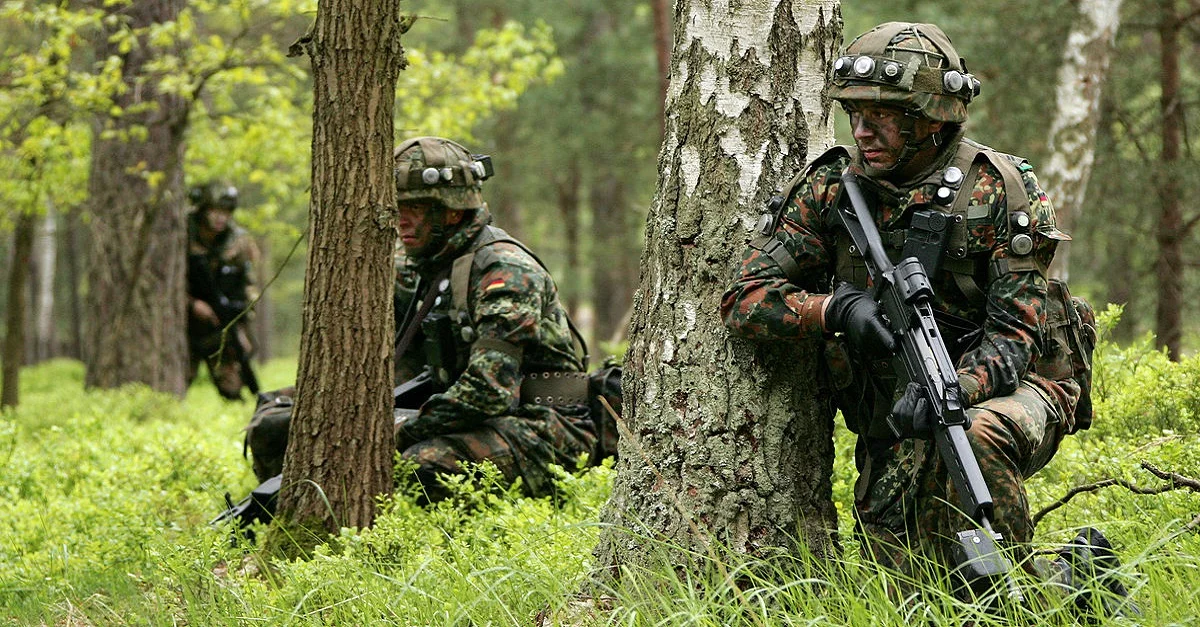 Symbolbild Bundeswehr: By ©Bundeswehr/S.Wilke (originally posted to Flickr as Panzergrenadiere) [CC BY 2.0 ], via Wikimedia Commons [Bild zugeschnitten]
