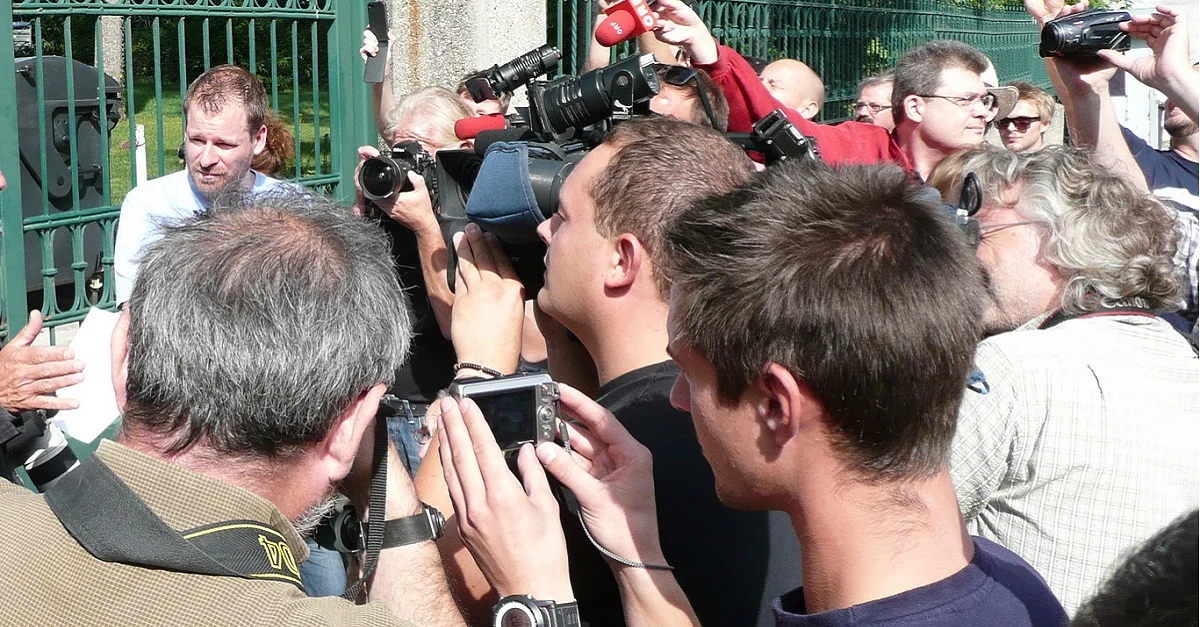 Symbolbild (Reporter belagern u.a. Fußi): Gerold Neuwirt via Flickr [CC BY-SA 2.0](Ausschnitt / Bild zugeschnitten)
