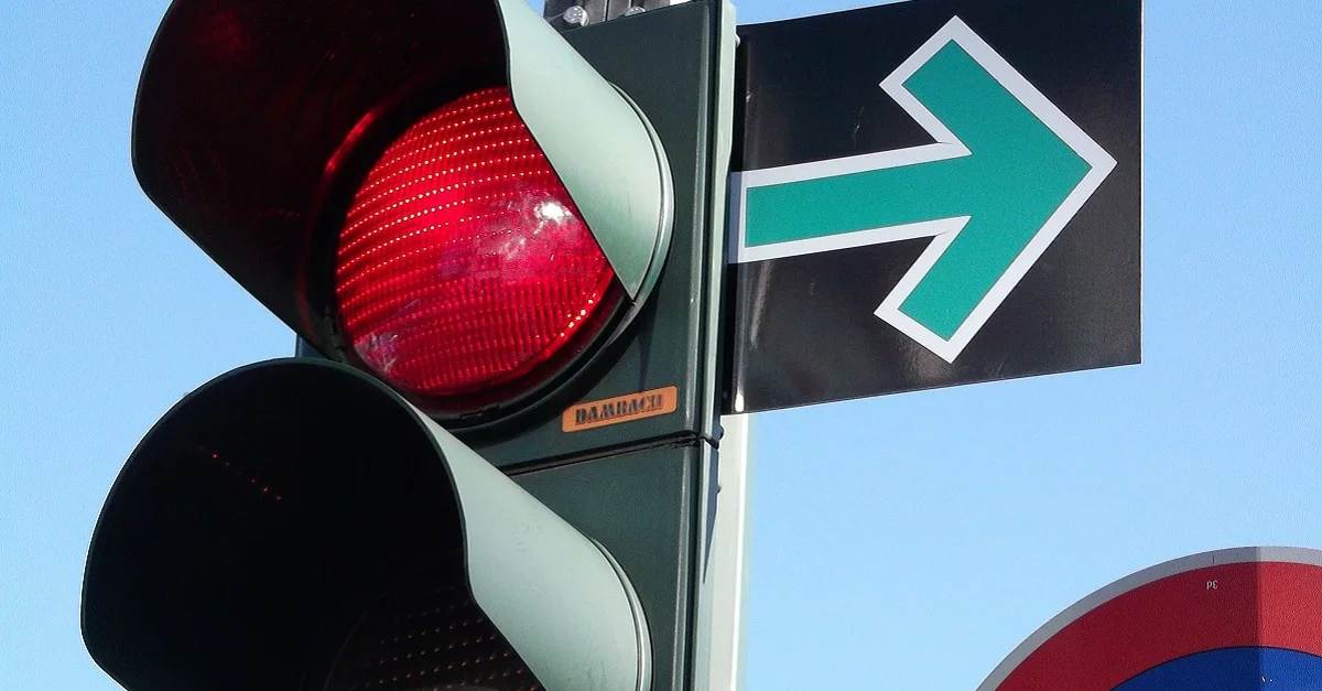 In einigen Städten Deutschlands und mehreren europäischen Ländern bereits jetzt – bald auch an drei Kreuzungen in Linz erlaubt: Das Rechtsabbiegen bei Rot. Symbolbild (Grüner Pfeil in Berlin-Spandau): Abenteurer Morane via Wikimedia Commons [CC BY-SA 3.0} (Bild zugeschnitten)