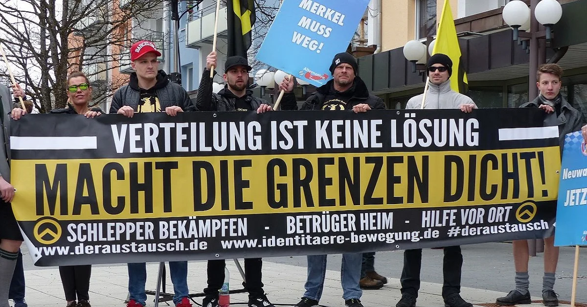 Fand sich unlängst im Zentrum negativer Berichterstattung: Identitäre Bewegung Deutschland. Symbolbild (IBD-Banneraktion 2016): Metropolico.org via Wikimedia Commons [CC BY-SA 2.0] (Bild zugeschnitten)
