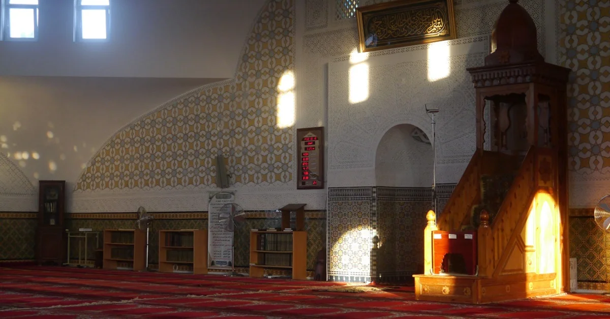 In Wien gibt es neben einer offiziellen Moschee zahlreiche von der IGGÖ anerkannte Gebetsräume &#8211; darunter auch die Attaysir-Moschee in Favoriten. Symbolbild (Innenraum Islamisches Zentrum Wien): Zairon via Wikimedia Commons [CC BY-SA 3.0] (Bild zugeschnitten)
