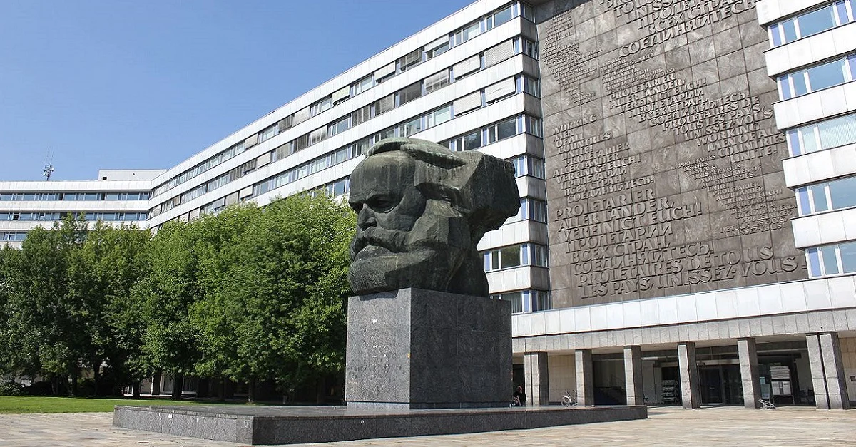 Wahrzeichen von Chemnitz und Treffpunkt weiterer Proteste: Das Karl-Marx-Monument. Symbolbild: Kora27 via Wikimedia Commons [CC BY-SA 3.0] (Bild zugeschnitten)
