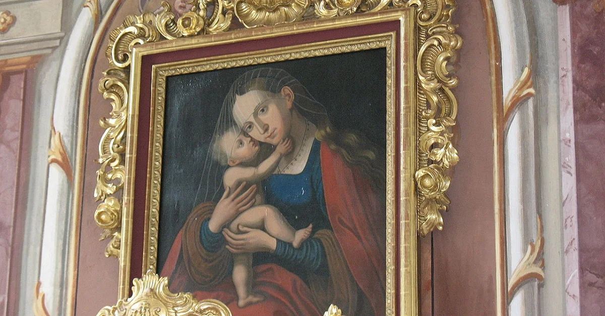 Besonders im alpenländischen Raum findet sich eine rege Marienverehrung, wie hier in der denkmalgeschützten barocken Filialkirche Maria Schnee in Afling (Gde. Kematen), Tirol. Bild: Jürgele via Wikimedia Commons [CC BY-SA 3.0 (Bild zugeschnitten)