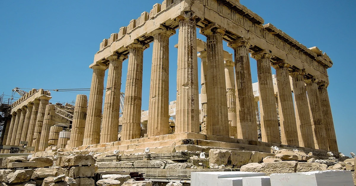 Im Mutterland der Demokratie bröckeln seit einigen Jahren nicht nur die antiken Ruinen, sondern auch der Staatshaushalt und die Wirtschaft. Symbolbild (Parthenon): dronepicr via Flickr [CC BY 2.0] (Bild zugeschnitten)
