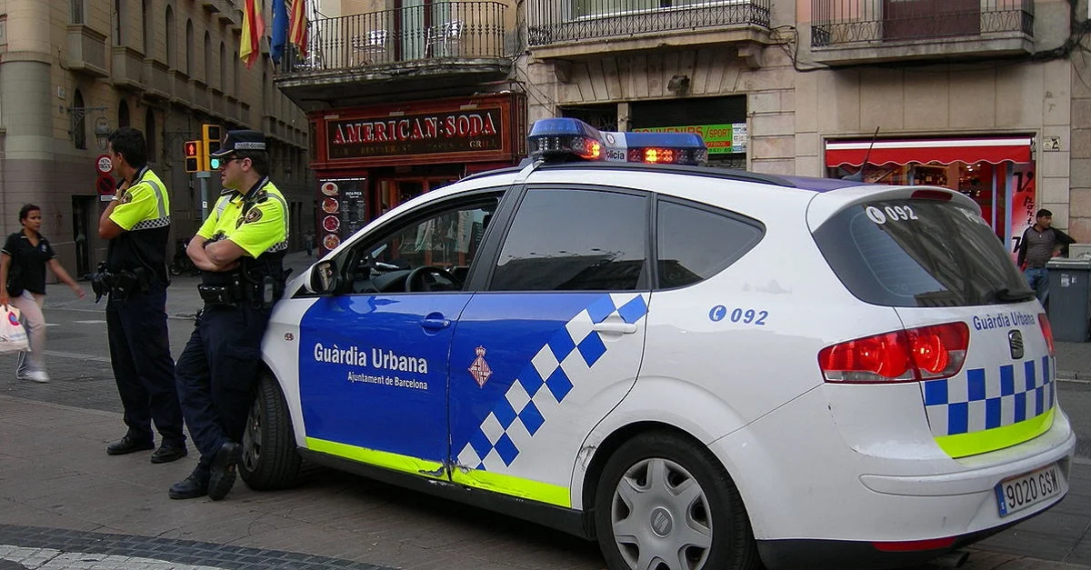 Symbolbild Polizei Barcelona: By Pinky sl [CC BY-SA 3.0  or GFDL], from Wikimedia Commons [Bild zugeschnitten]
