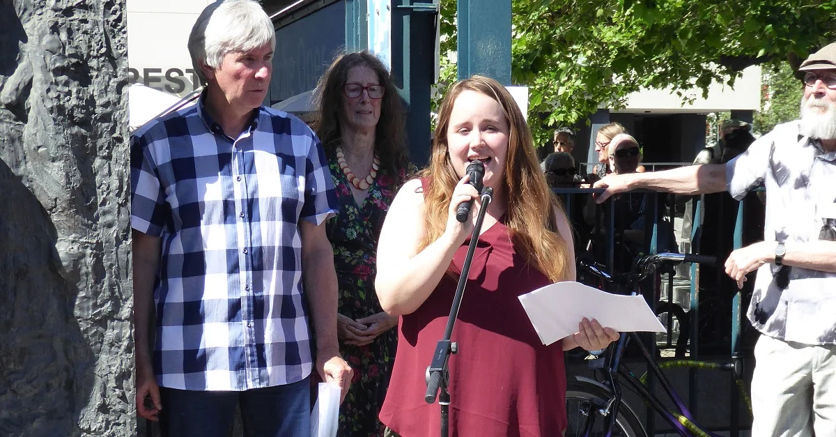 Bild (Ricarda Lang 2017): Fridolin Freudenfett via Wikimedia Commons [CC BY-SA 4.0] (Bild zugeschnitten)
