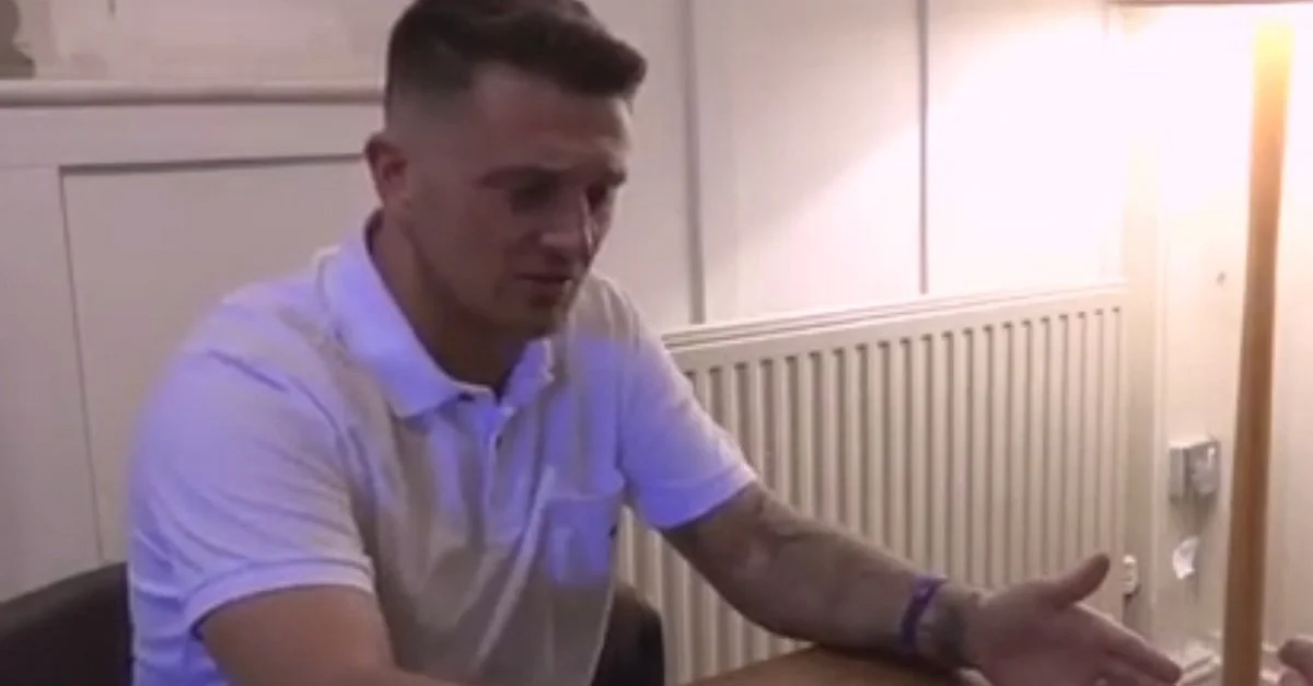 Screenshot: YouTube – Video „EXCLUSIVE INTERVIEW: Tommy Robinson tells Ezra Levant about prison treatment“ @ 01:34 (Bildausschnitt)