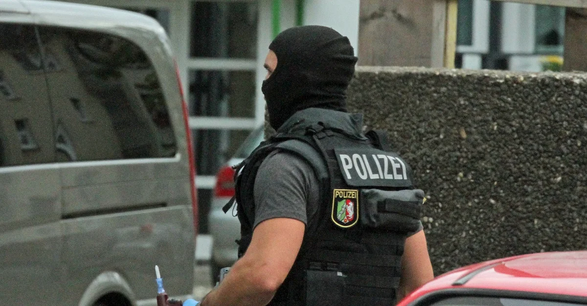 Symbolbild Polizeieinsatz: flickr; SEK-Einsatz-Spezialeinsatzkräfte-Siegen (12) &#8211; Andreas Trojak [CC BY 2.0] [Bild zugeschnitten]
