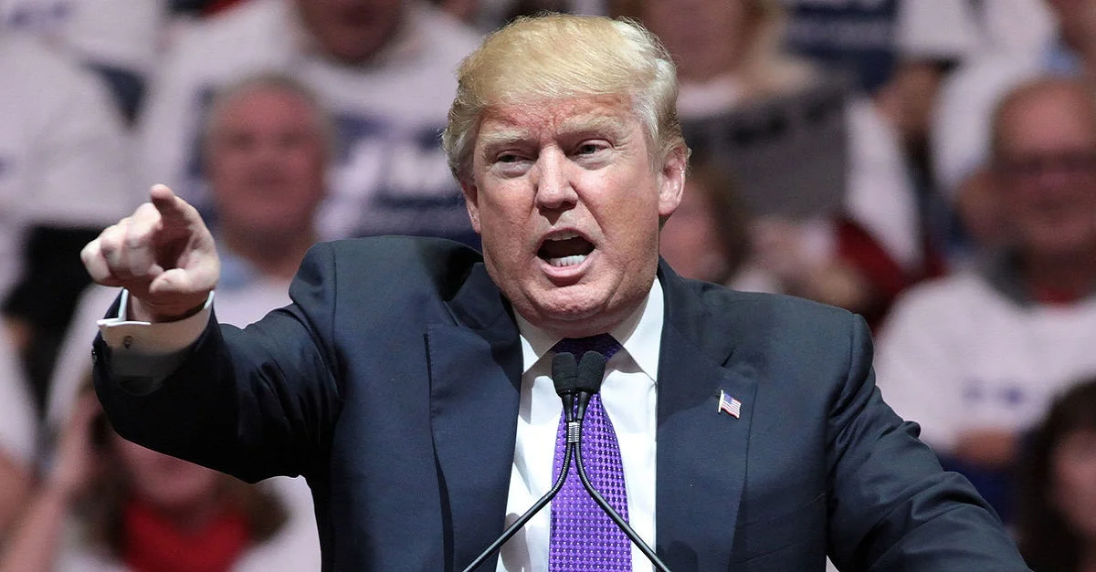 By Gage Skidmore from Peoria, AZ, United States of America (Donald Trump) [CC BY-SA 2.0 ], via Wikimedia Commons [Bild zugeschnitten]
