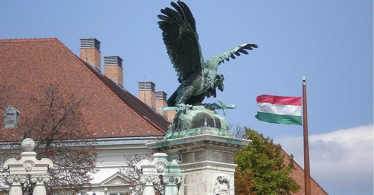 Gilt auch als Symbol der patriotischen Wende in Ungarn: Das Fabelwesen Turul, welches der Sage nach die Magyaren in die pannonische Tiefebene geführt haben soll.  Symbolbild (Turul am Burgpalast): Ninane via Wikimedia Commons [CC BY-SA 3.0]
