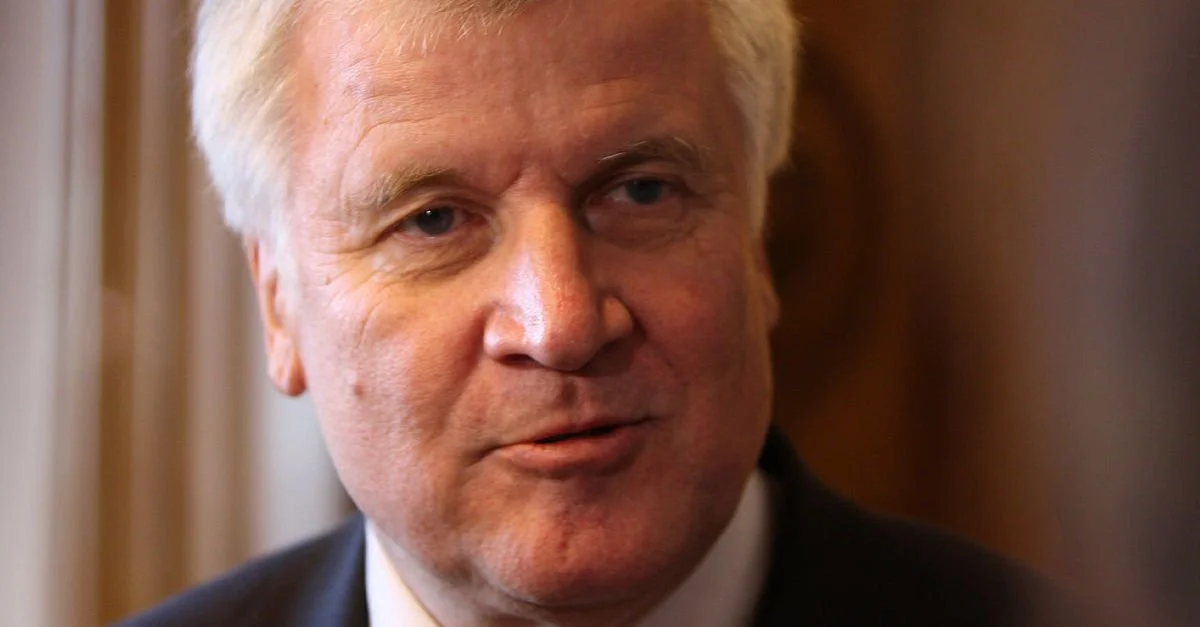 Symbolbild Seehofer: Michael Lucan, Lizenz: CC-BY-SA 3.0 [CC BY-SA 3.0 ], da Wikimedia Commons (Bild zugeschnitten)
