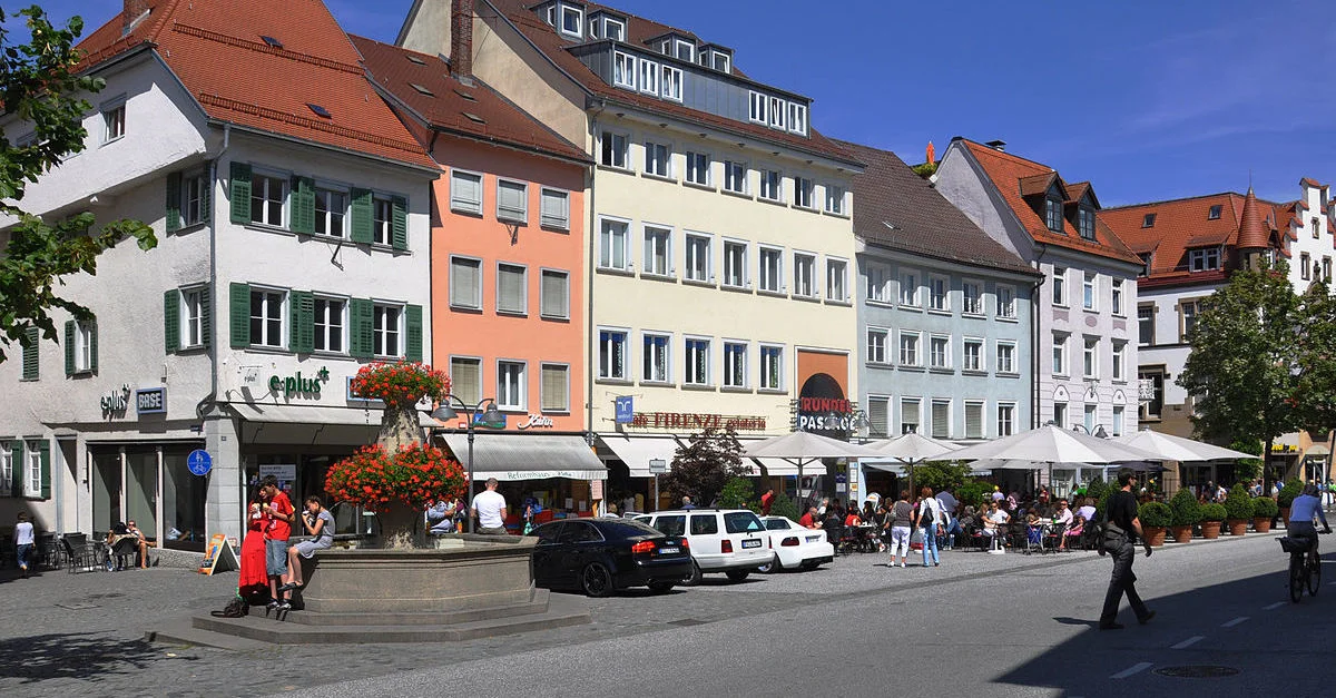 Bild: Marienplatz Ravensburg / By Photo: Andreas Praefcke [CC BY 3.0 ], from Wikimedia Commons (Bild zugeschnitten)
