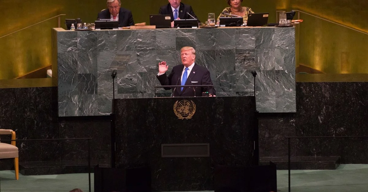 Bild: Donald Trump, UNO Generalversammlung 2017 / By The White House from Washington, DC (21587440_1434135893340806_7127041855563357278_o) [Public domain], via Wikimedia Commons (Bild zugeschnitten)
