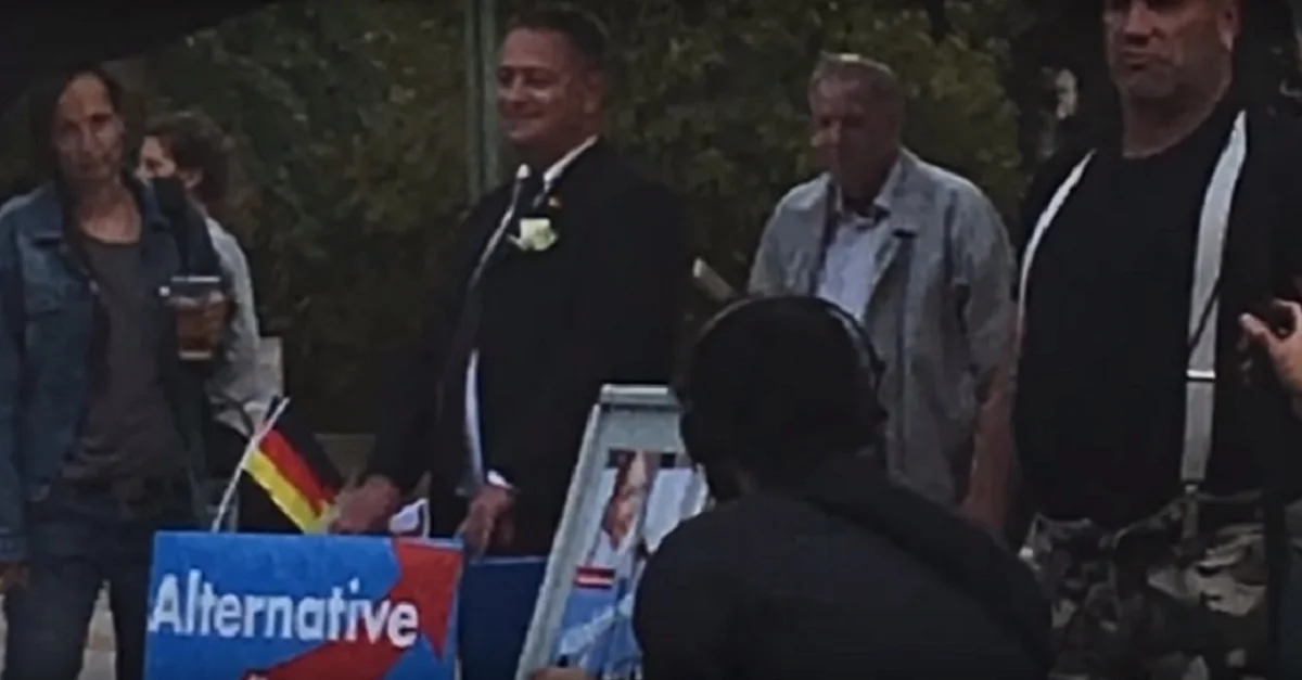 In der Sequenz inszenierten Komparsen einen angeblichen AfD-Wahkampfstand. Bild: Screenshot Youtube [@0:43] (Ausschnitt)
