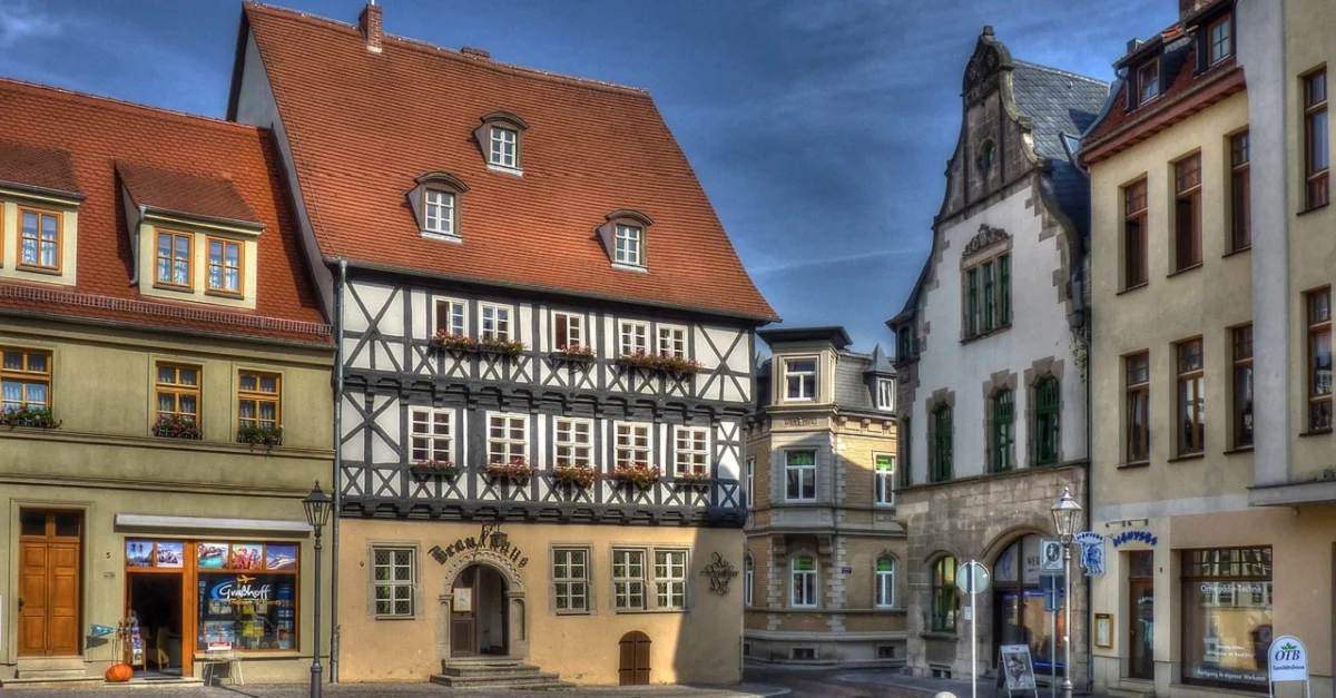 In der beschaulichen Kleinstadt Köthen in Sachsen-Anhalt kam es zu einer Auseinandersetzung zwischen Deutschen und Afghanen &#8211; die in einem tragischen Todesfall endet. Symbolbild (Stadthäuser in Köthen): Pixabay [CC0]
