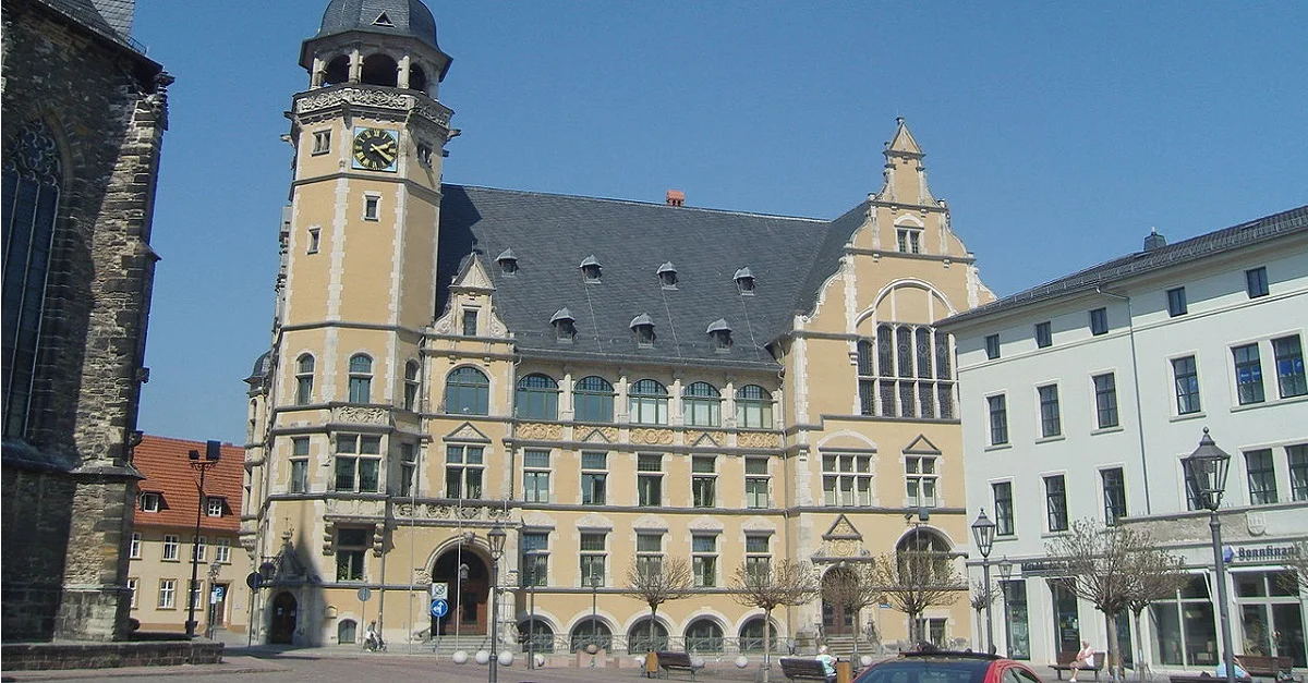 Am Köthener Marktplatz &#8211; unweit von Rathaus und Stadtkirche &#8211; versammeln sich am Sonntag Patrioten zu einer Demonstration. Bild (Marktplatz/Rathaus Köthen): User Z thomas via Wikimedia Commons [CC BY 3.0] (Bild zugeschnitten)
