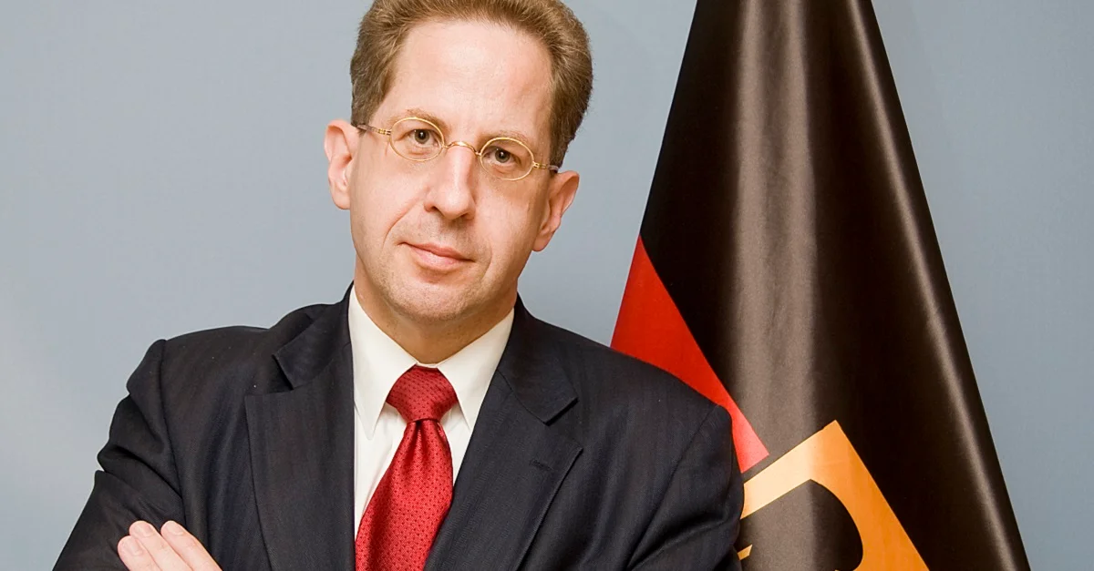 Bild (Hans-Georg Maaßen 2012): Bundesministerium des Innern / Sandy Thieme via Wikimedia Commons [CC BY-SA 3.0 DE] (Bild zugeschnitten)
