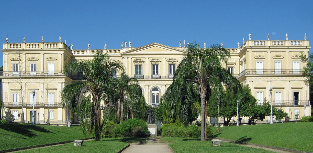 Das Nationalmuseum Brasiliens, von Halley Pacheco de Oliveira  (fotografiert von Halley Pacheco de Oliveira.) [CC BY-SA 3.0 ], from Wikimedia Commons
