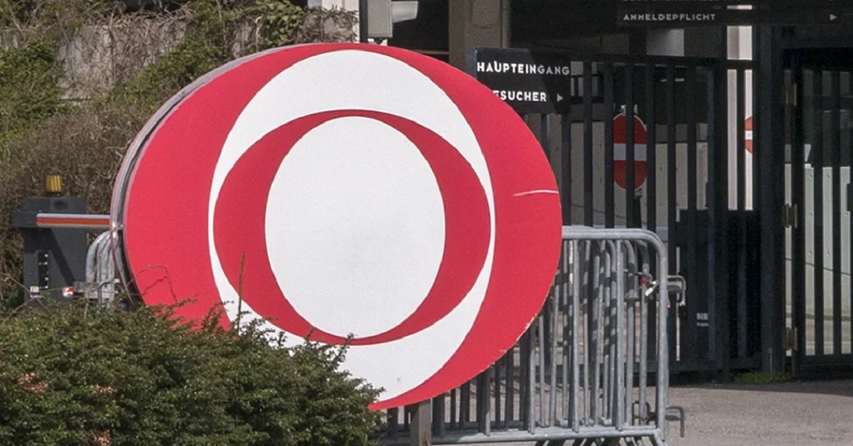 Symbolbild (ORF-Auge am ORF-Zentrum Küniglberg): Thomas Ledl via Wikimedia Commons [CC BY-SA 3.0 AT] (Bildausschnitt unten links) 
