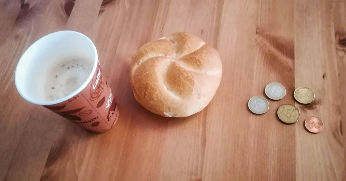 Wir haben erprobt, was man sich von €2,72 kaufen kann – und dafür einen Kaffee und eine Semmel bekommen. Bild: Die Tagesstimme.