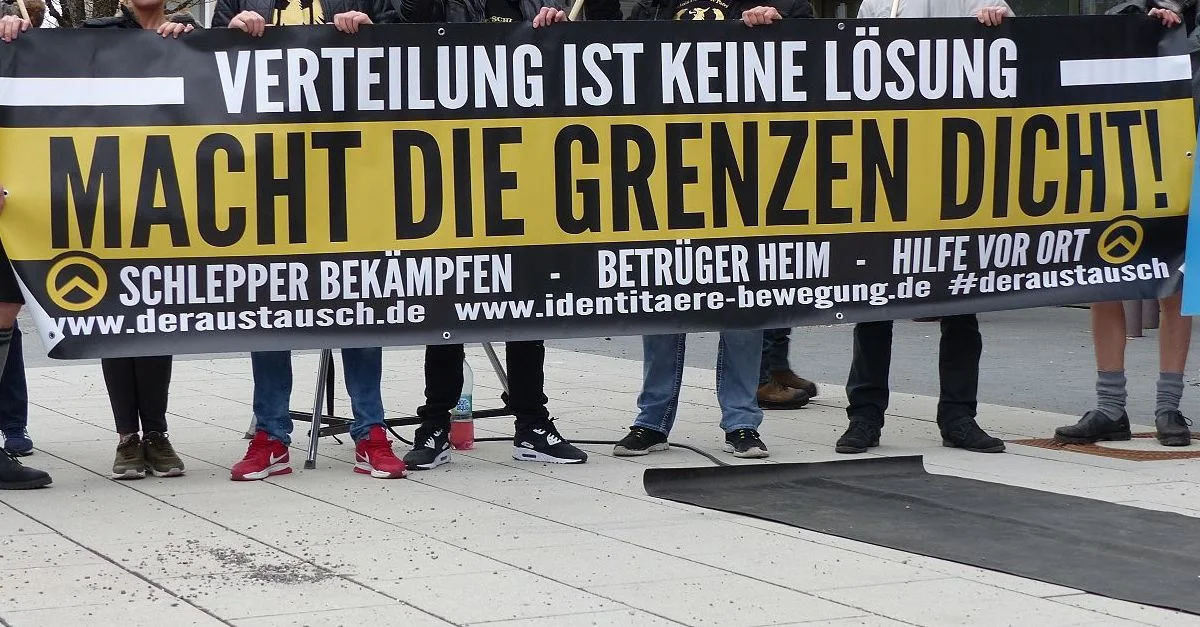 Bild: Identitäre Bewegung Deutschland / von Metropolico.org [CC BY-SA 2.0 ], via Wikimedia Commons (Bild zugeschnitten)
