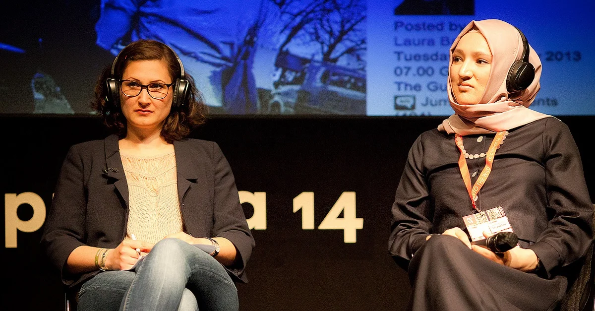Ferda Ataman (li.) &#8211; hier auf der re:publica 2014 mit der türkischstämmigen Journalistin Kübra Gümüşay (re.) &#8211; ist Vorstandsmitglied der Interessensgruppe Neue Deutsche Medienmacher. Bild (Ataman/Gümüşay 2014): re:publica/Sandra Schink via Flickr [ CC BY 2.0] (Bild zugeschnitten)
