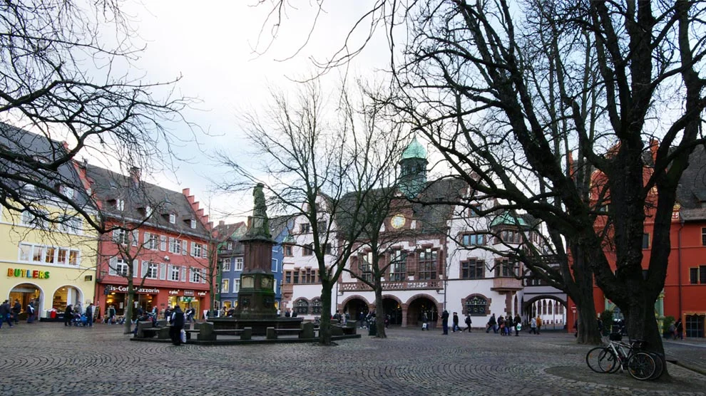 Symbolbild: Der Rathausplatz in Freiburg // Foto von Joergens.mi [CC BY-SA 3.0 ], from Wikimedia Commons

