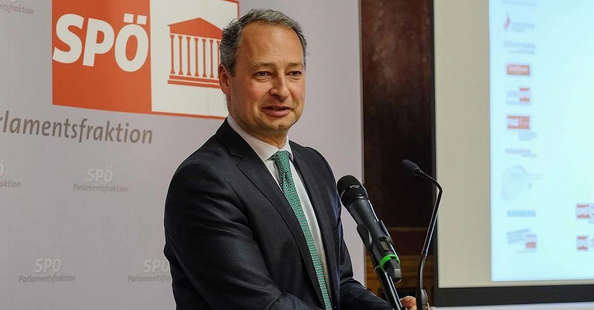 Symbolbild Andreas Schieder: von SPÖ Presse und Kommunikation (Bruno-Kreisky-Preis für das Politische Buch) [CC BY-SA 2.0 ], via Wikimedia Commons [Bild zugeschnitten]
