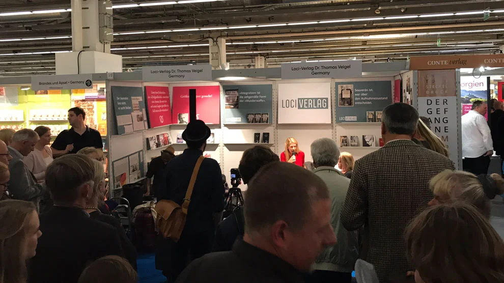 Bild: Verlagsstand auf der Frankfurter Buchmesse via Sezession im Netz