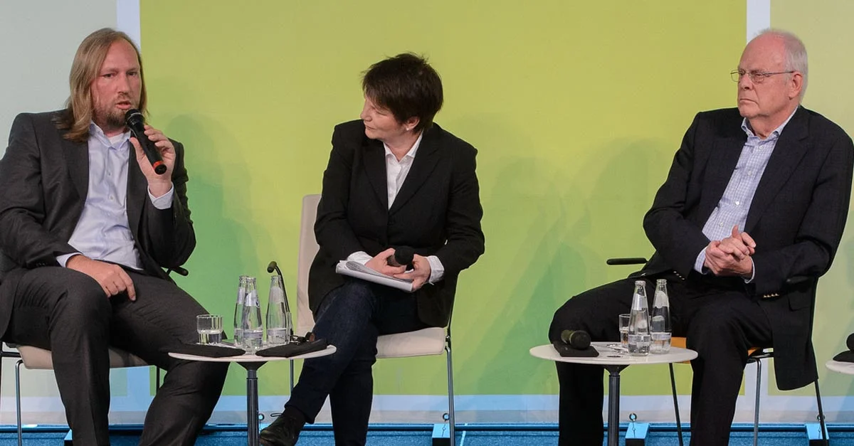 Symbolbild: Meinhard Miegel (rechts) bei einer Podiumsdisskusion der Heinrich-Böll-Stiftung; daneben Anton Hofreiter (B’90/Grüne, links) und Wirtschaftsjournalistin Ursula Weidenfeld (mitte) / Bild von Heinrich-Böll-Stifung / Flickr / CC BY-SA 2.0