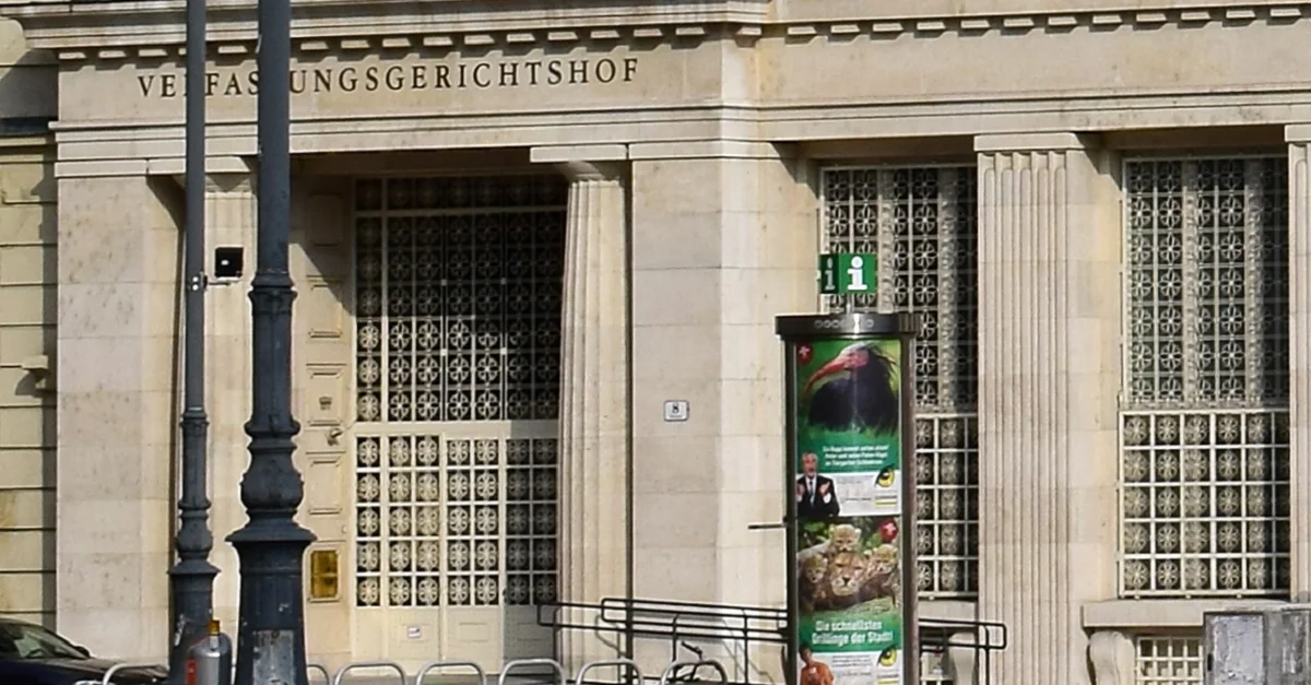 Symbolbild (VfGH-Gebäude Eingang): Haeferl via Wikimedia Commons [CC BY-SA 3.0 AT] (Ausschnitt links unten)
