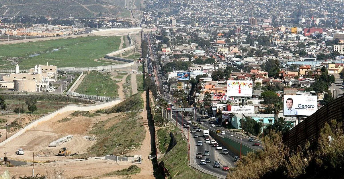 Bild: Grenze zwischen San Diego (Kalifornien) und Tijuana (Mexiko) / Sgt. 1st Class Gordon Hyde [Public domain], via Wikimedia Commons (Bild zugeschnitten)
