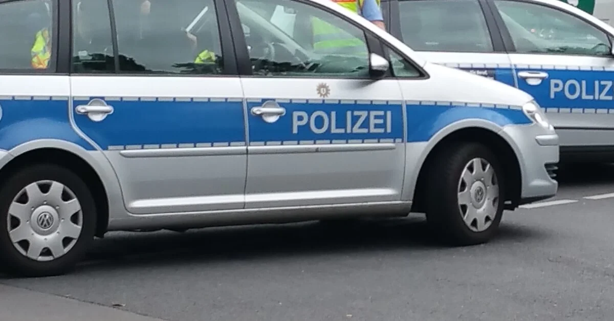Bild: Polizei Berlin / By Dirk1981 [CC BY-SA 4.0 ], from Wikimedia Commons (Bild zugeschnitten)
