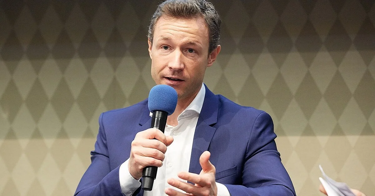 Bild (Blümel Juni 2018): 	photonews.at / Georges Schneider / BMEIA via Wikimedia Commons [CC BY 2.0] (Bild zugeschnitten)
