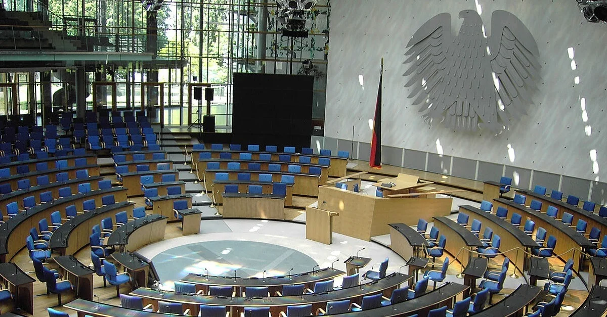Symbolbild Bundestag: Qualle [GFDL oder CC-BY-SA-3.0], von Wikimedia Commons [Bild zugeschnitten]
