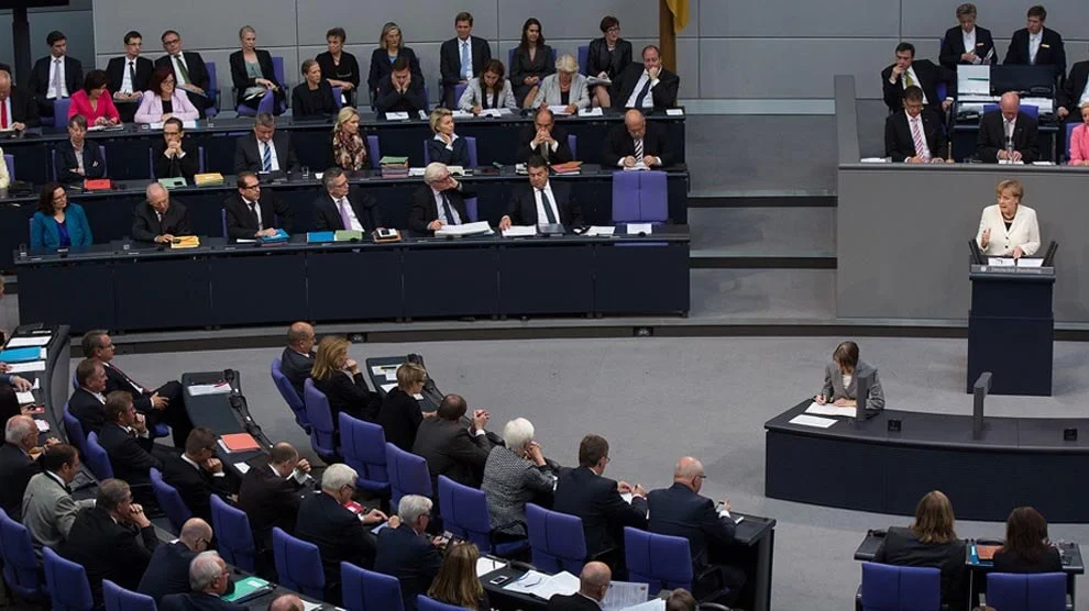 Symbolbild: Debatte im Deutschen Bundestag // Foto von Tobias Koch (OTRS) [CC BY-SA 3.0 de], via Wikimedia Commons [Bild zugeschnitten]
