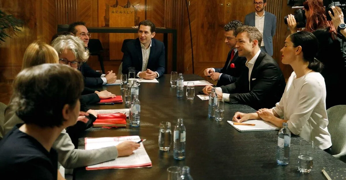 Am 13. November 2018 nahm Bundeskanzler Sebastian Kurz (m.) am Gipfel für Verantwortung im Netz und Gewaltprävention teil. Im Bild mit Vizekanzler Heinz-Christian Strache (4.v.l.) und Bundesminister Gernot Blümel (2.v.r.). Bild: Dragan Tatic / BKA. (Bild zugeschnitten)