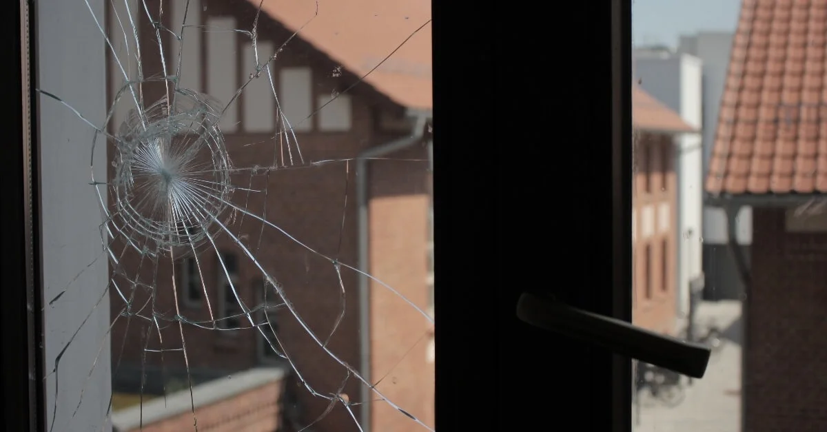 Bild: Angriff auf das patriotische Hausprojekt „Flamberg“ in Halle/Saale / Bild: Ein Prozent (Bild zugeschnitten)