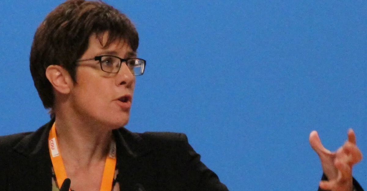 Bild: Kramp-Karrenbauer beim CDU Parteitag 2014 / Olaf Kosinsky [CC BY-SA 3.0 de], from Wikimedia Commons (Bild zugeschnitten)
