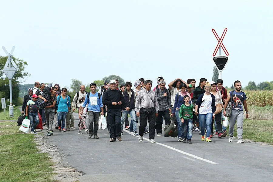 Symbolbild: Migranten im Jahr 2015 // Foto von Gémes Sándor/SzomSzed [CC BY-SA 3.0], via Wikimedia Commons

