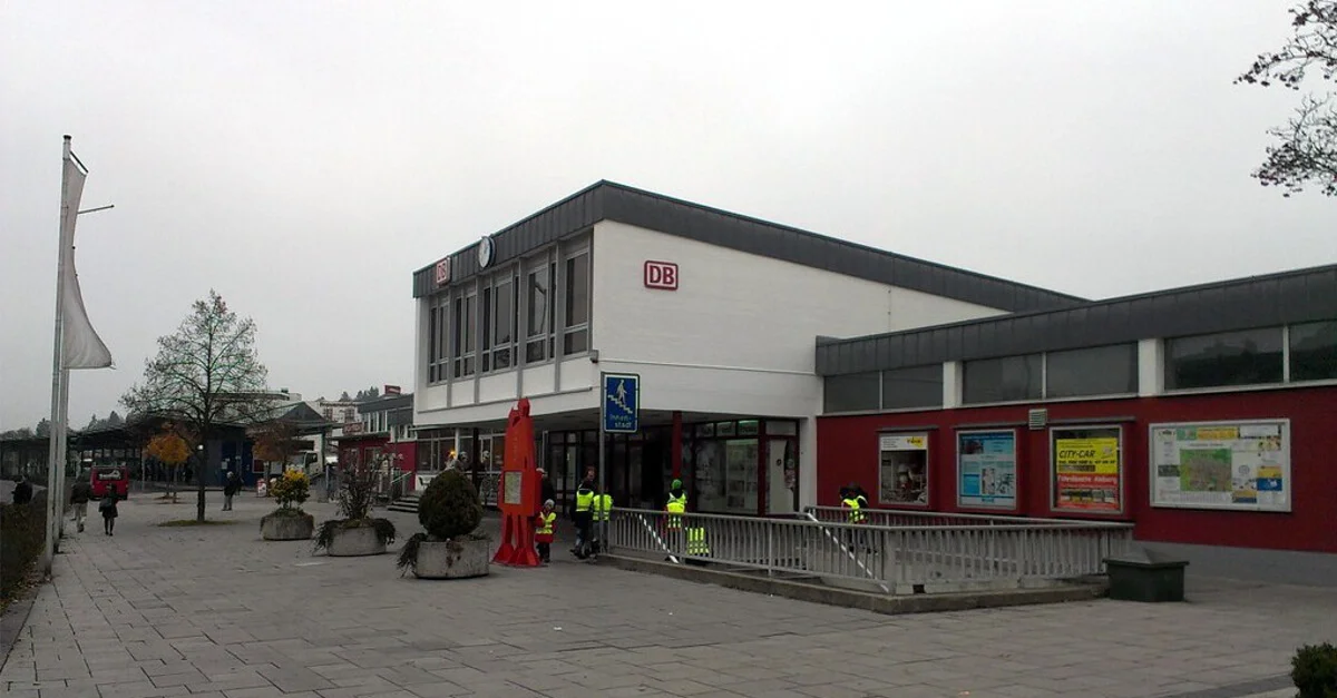 Bild: Bahnhof Amberg / Clic aus der deutschsprachigen Wikipedia [GFDL, CC BY-SA 3.0, CC BY-SA 3.0 de oder GFDL] (Bild zugeschnitten)
