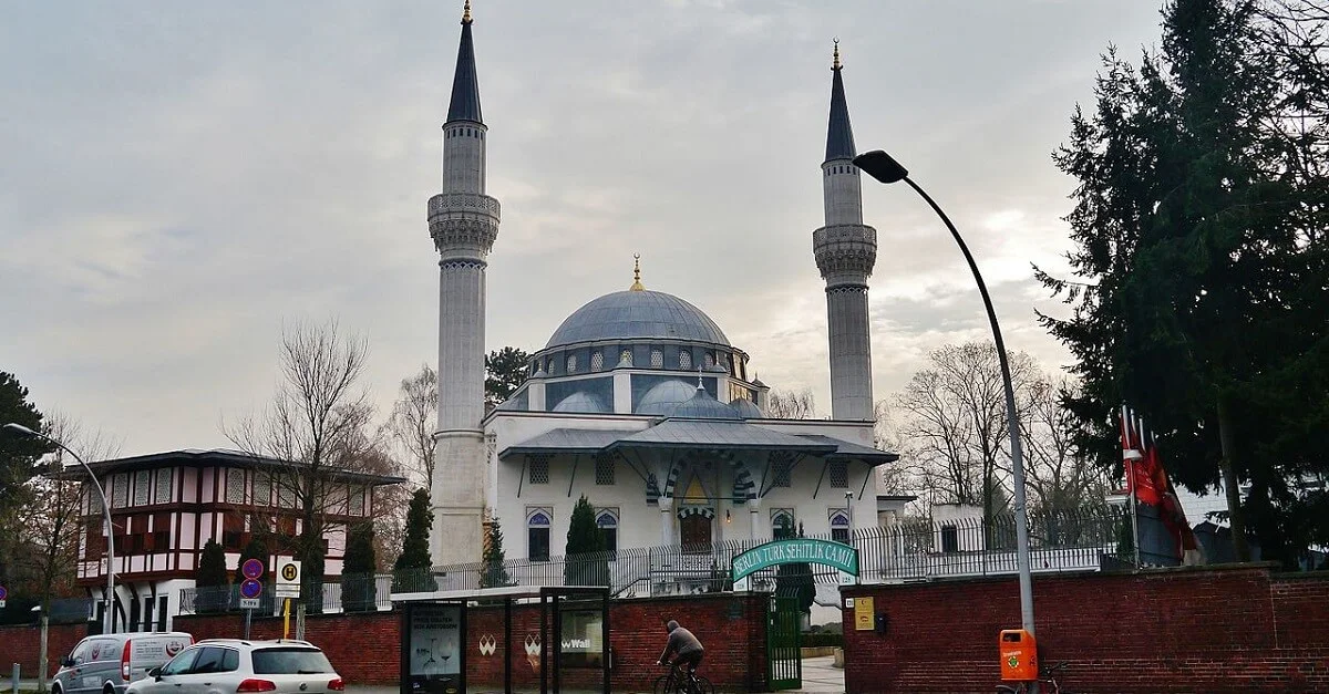 Symbolbild (Sehitlik-Moschee in Berlin): Zairon via Wikimedia Commons [CC BY-SA 4.0] (Bild zugeschnitten). 
