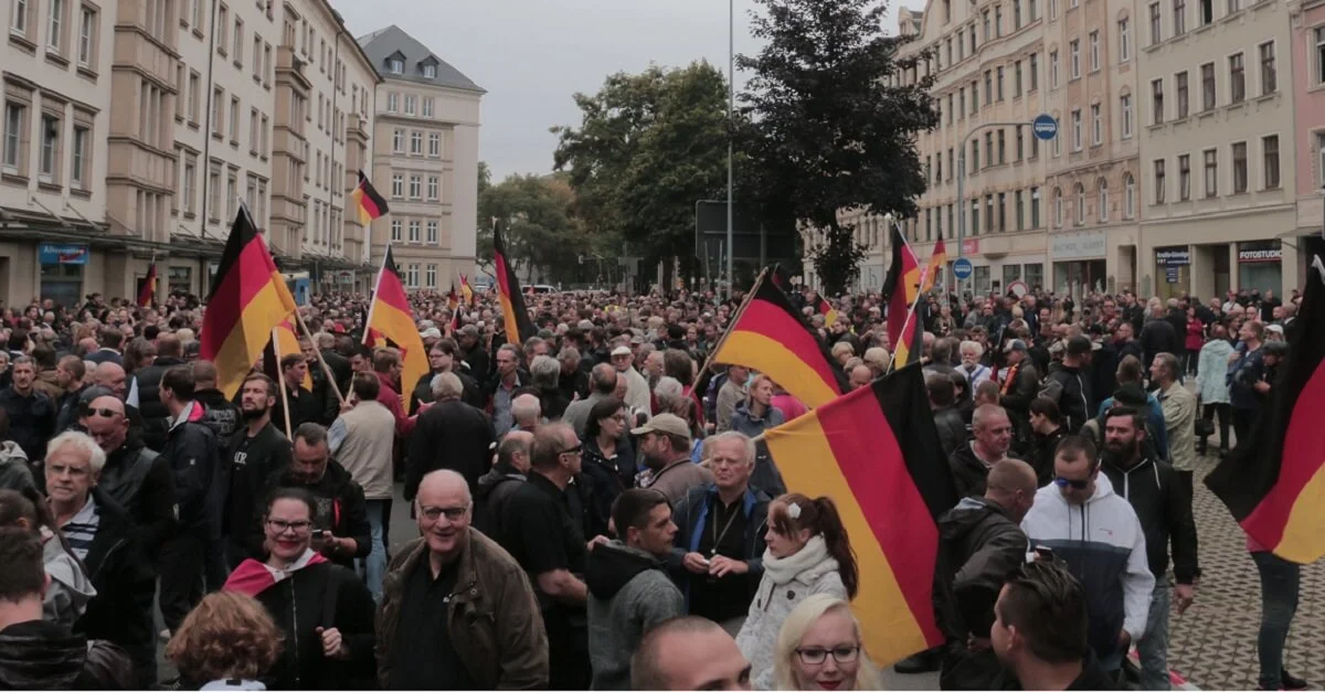 Tausende Menschen demonstrierten Ende August/Anfang September friedlich in Chemnitz – nach Diktion des Zentrum für politische Schönheit (ZPS) allesamt ‚Rechtsextreme‘, welche man im Rahmen ihrer Aktion deshalb bei ihrem Arbeitgeber als vermeintliche ‚Rechtsextreme‘ anschwärzen sollte. Bild: privat / Die Tagesstimme.