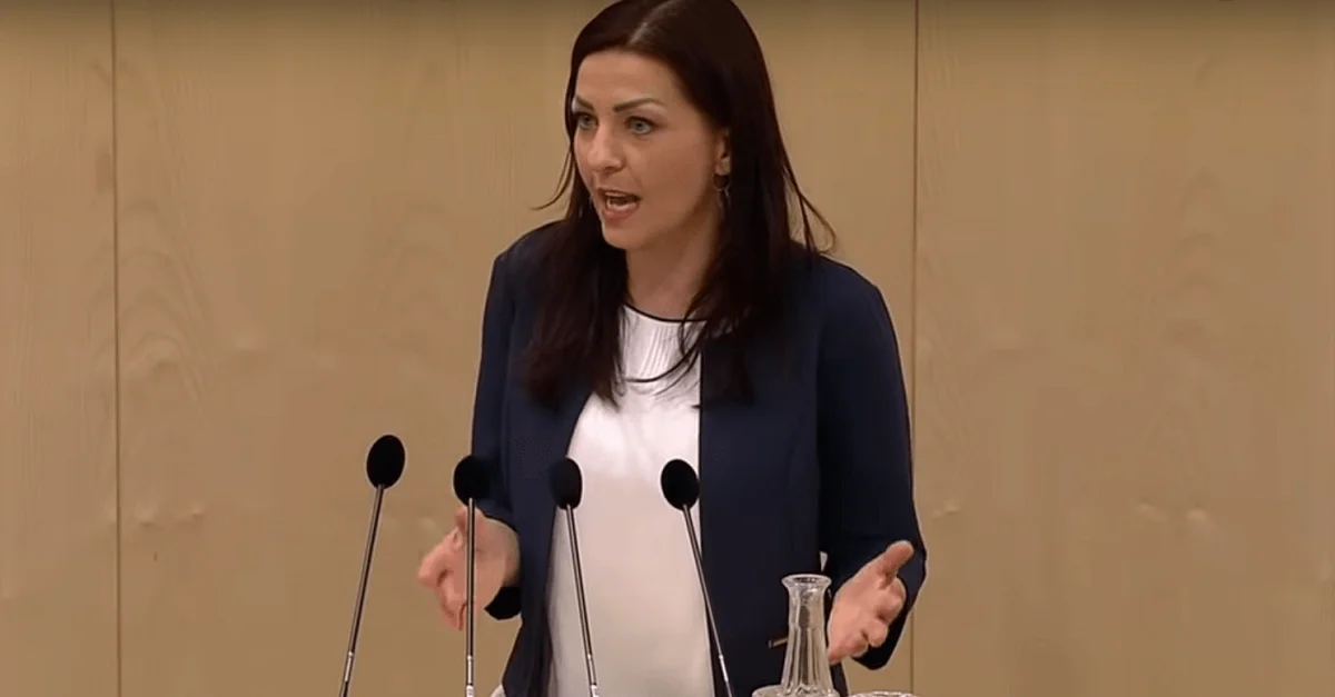 Bild (Ewa Dziedzic [Grüne] bei ihrer Rede im Bundesrat): Screenshot ORF III via YouTube [@12:59 min]
