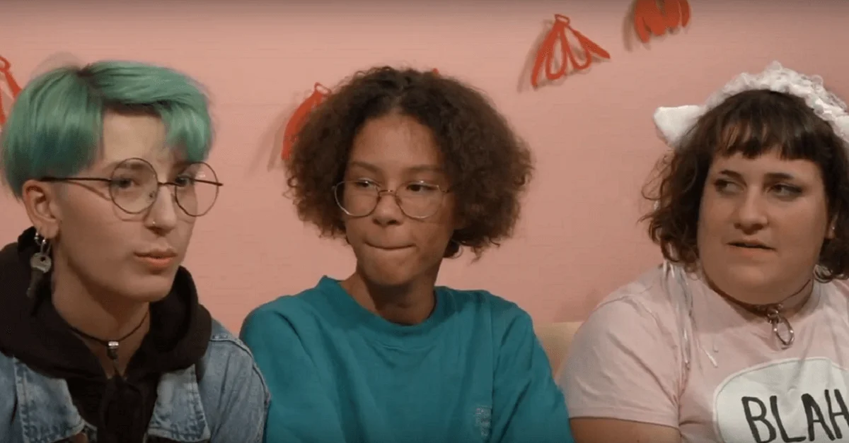 Drei der Protagonistinnen bei der Erörterung der Frage, ob &#8222;alle Mädchen eine Scheide&#8220; haben. Screenshot: YouTube [@ 00:47]
