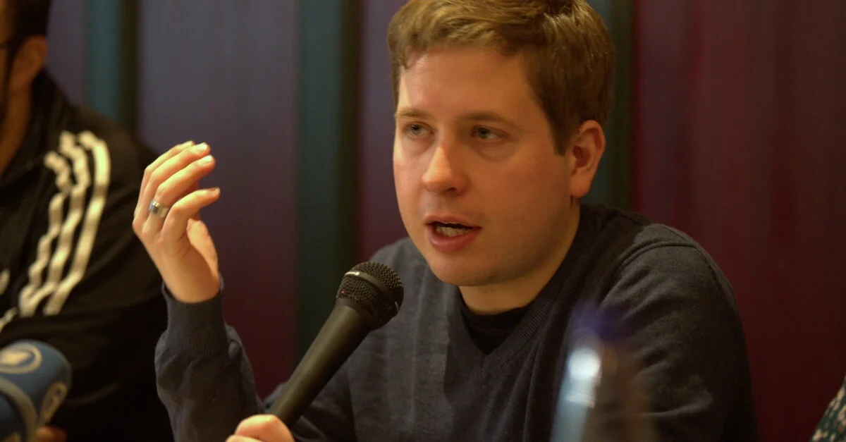 Auch der Bundesvorsitzende der Jusos, Kevin Kühnert, kritisierte ein mögliches Verbot der Roten Hilfe. Bild (Kühnert, Februar 2018):  Michael Lucan via Wikimedia Commons [CC BY-SA 3.0 DE] (Bild zugeschnitten)
